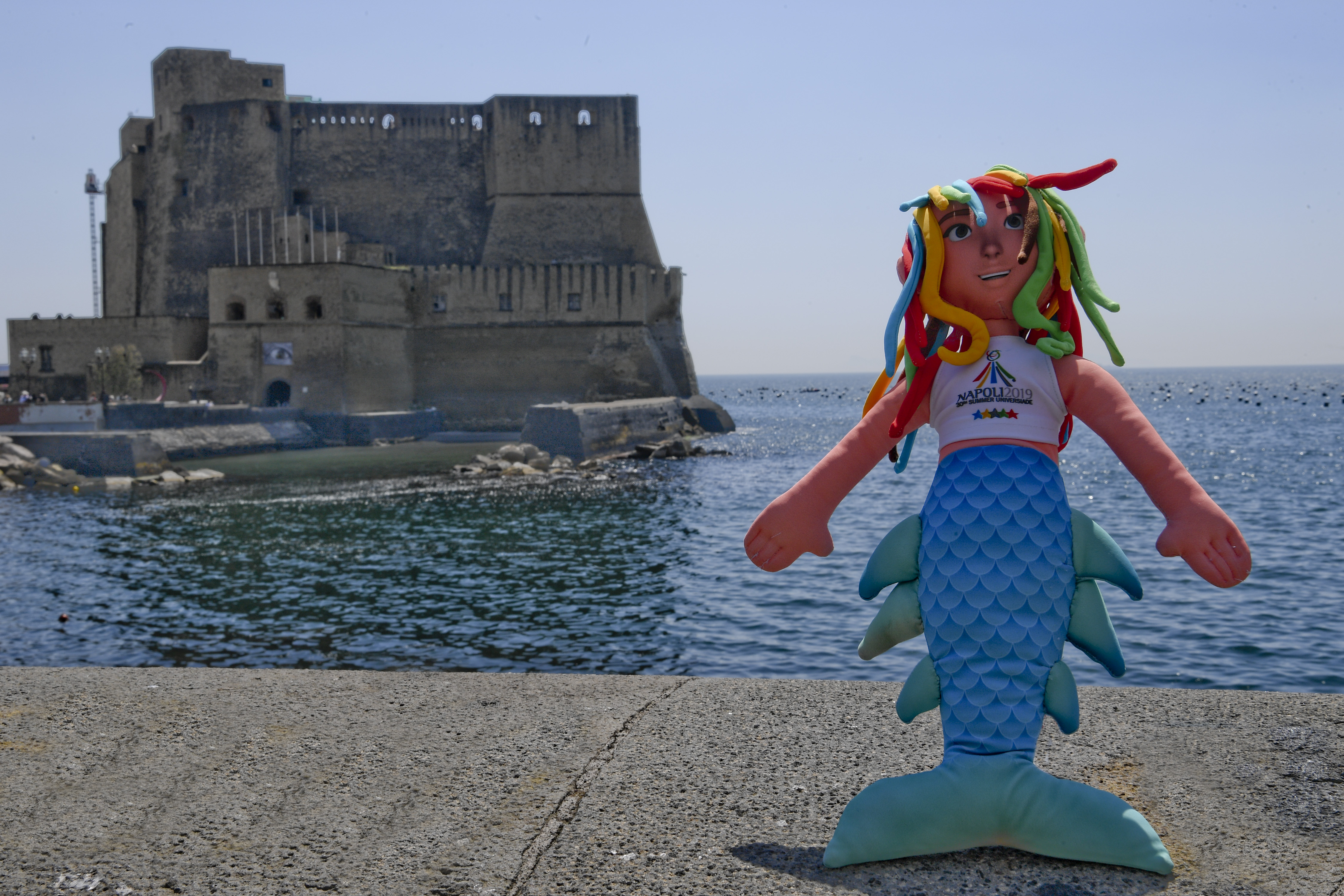 Napoli 2019: the torch & the mascotte of SU